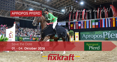 Ein Reiter auf einem Pferd bei einer Indoor-Reitveranstaltung mit Fahnen und Bannern, die für Apropos Pferd 2026 werben.