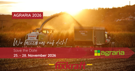 Ein Mähdrescher belädt bei Sonnenuntergang einen Lastwagen und wirbt für die Agraria 2026, die vom 25. bis 28. November stattfindet.