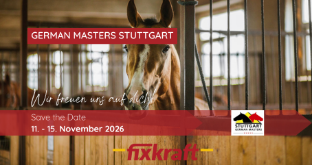 Ein Pferd steht in einem Stall mit einem Text, der für das German Masters Stuttgart vom 11. bis 15. November 2026 wirbt.