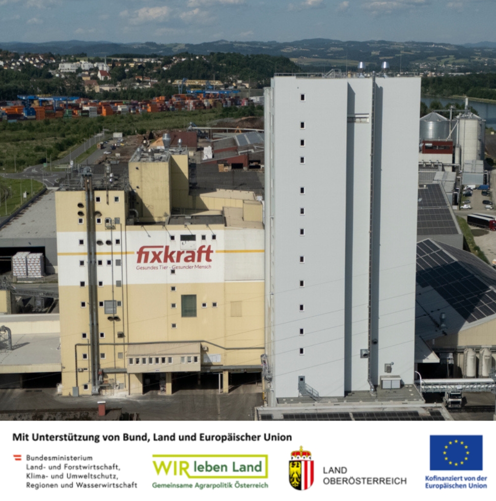 Großes Industriegebäude mit der Aufschrift fixkraft, darunter verschiedene Logos und Informationen zur Finanzierung durch die Europäische Union.